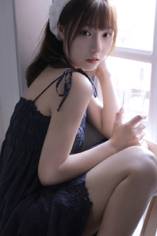 他的手一点一点往下移动视频